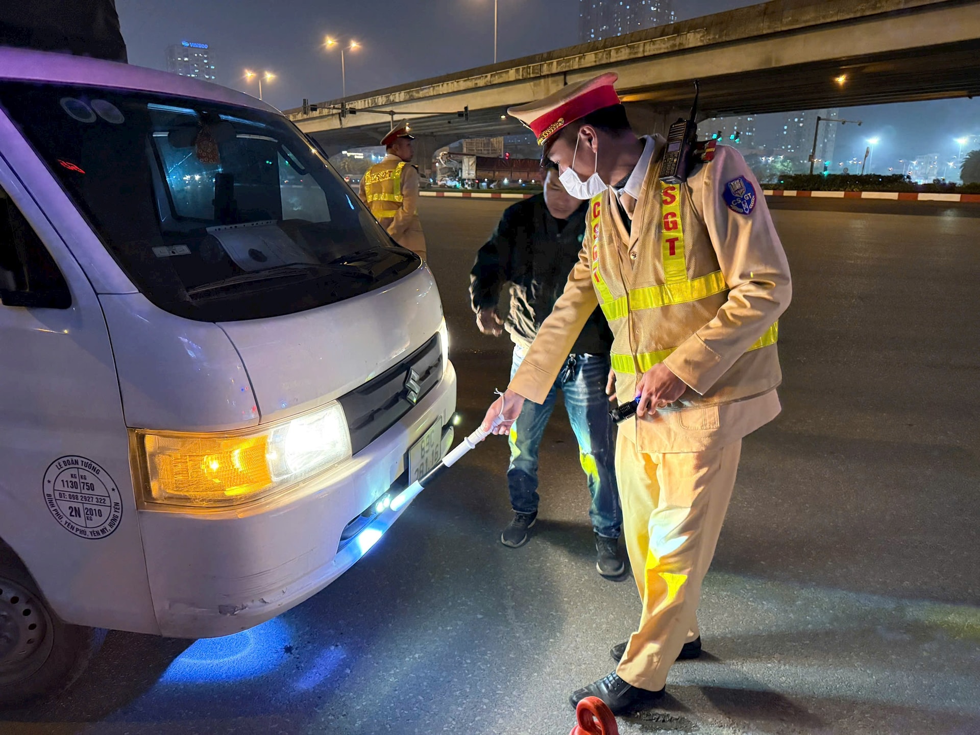 Phương tiện vi phạm lỗi độ đèn và sử dụng đèn pha trong nội thành. Ảnh: Chu Dũng