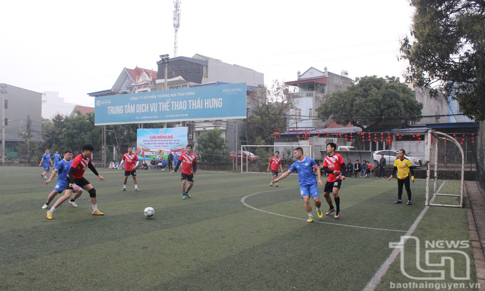 Trận đấu giữa đội Bệnh viện Trung ương Thái Nguyên và đội Sở Y tế.