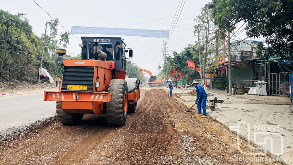 Đơn vị thi công nâng cấp, cải tạo tuyến đường Cách mạng Tháng Mười.