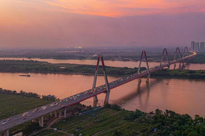 Nhat Tan Bridge is one of seven bridges spanning the Red River, connecting Tay Ho district with Dong Anh district in Hanoi. (Photo: VNA)