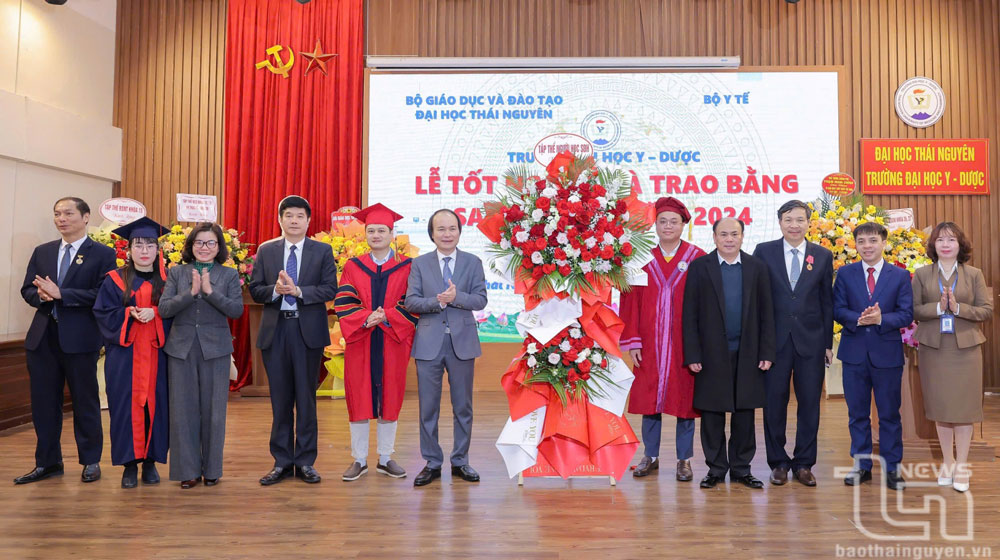Lãnh đạo Trường Đại học Y - Dược Thái Nguyên và các đại diện học viên tốt nghiệp.