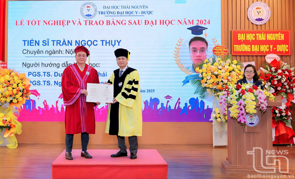 Lãnh đạo Trường Đại học Y - Dược Thái Nguyên trao bằng tốt nghiệp cho học viên.