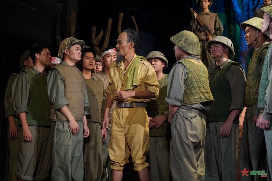 Hình ảnh Chủ tịch Hồ Chí Minh trong cảnh lắng nghe tâm tư của các chiến sĩ. Ảnh: qdnd.vn