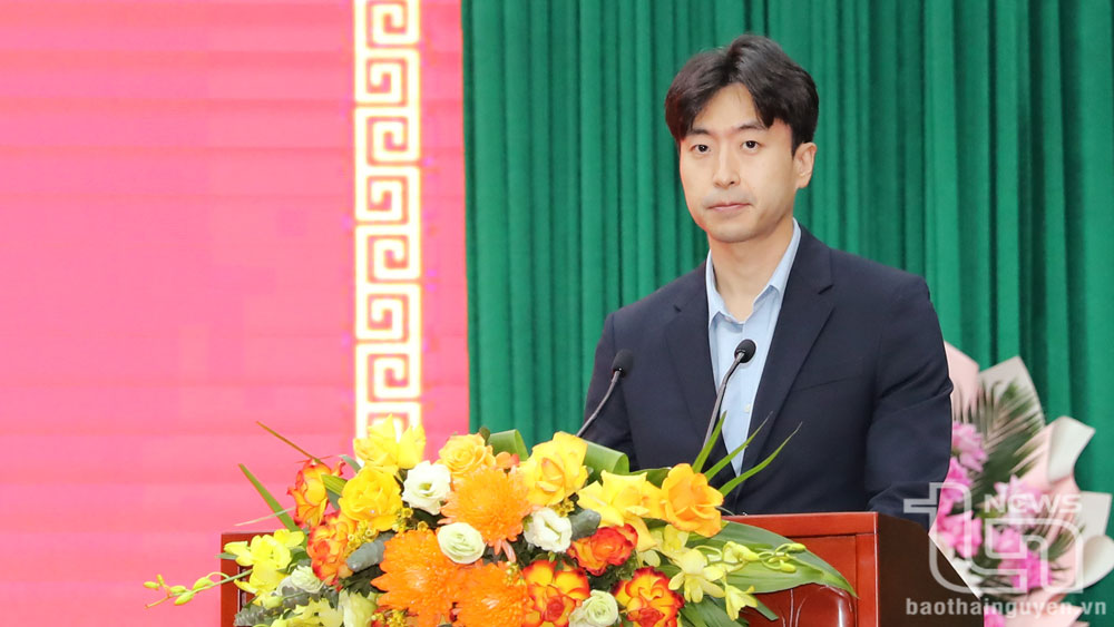 Đại diện Hiệp hội Doanh nghiệp tỉnh, doanh nghiệp nước ngoài phát biểu tại Hội nghị.