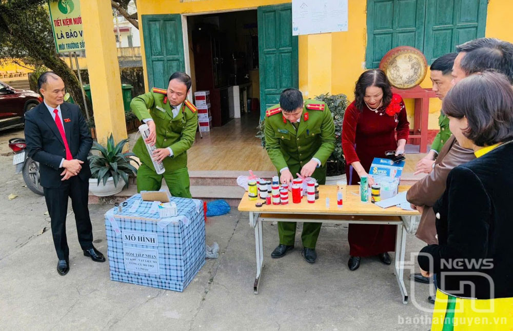 Công an xã Hà Thượng (Đại Từ) kiểm đếm số vũ khí, vật liệu nổ, công cụ hỗ trợ và pháo thu được từ mô hình “Hòm thu gom vũ khí, vật liệu nổ, công cụ hỗ trợ và pháo”.