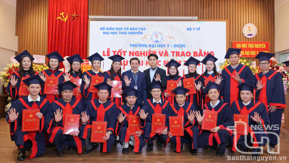 Các học viên nhận bằng tại buổi Lễ.