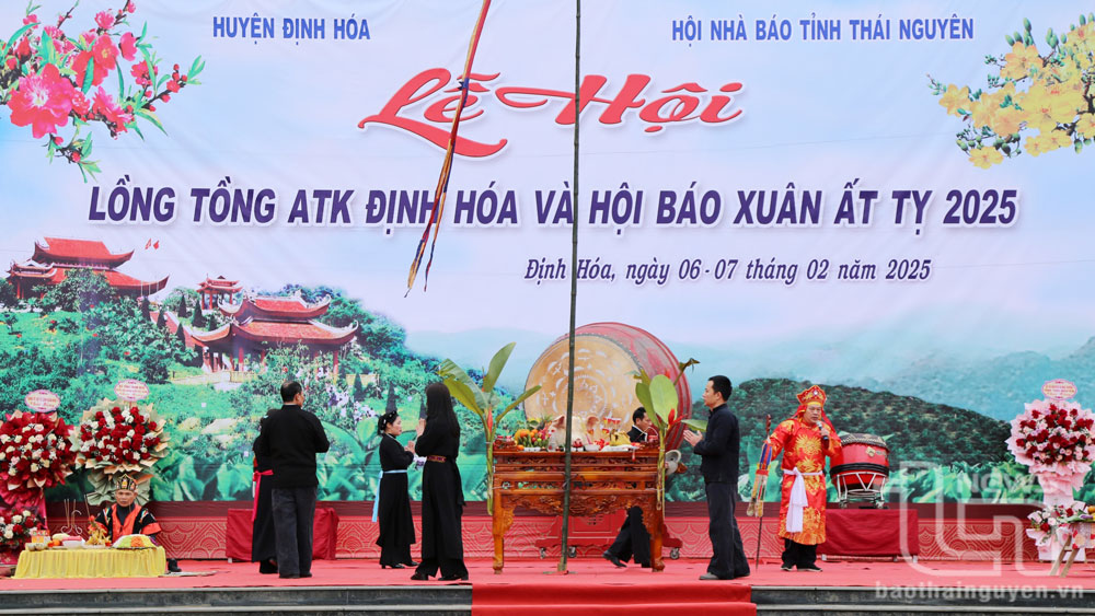 Lễ cầu mùa của dân tộc Tày, Sán Chay; Lễ cầu phúc của dân tộc Dao được tổ chức trên sân khấu.