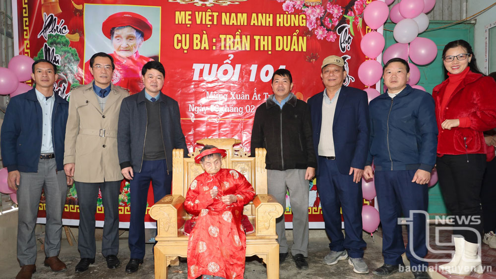 Lãnh đạo địa phương và các đơn vị nhận phụng dưỡng mừng thọ Mẹ Ruẩn.