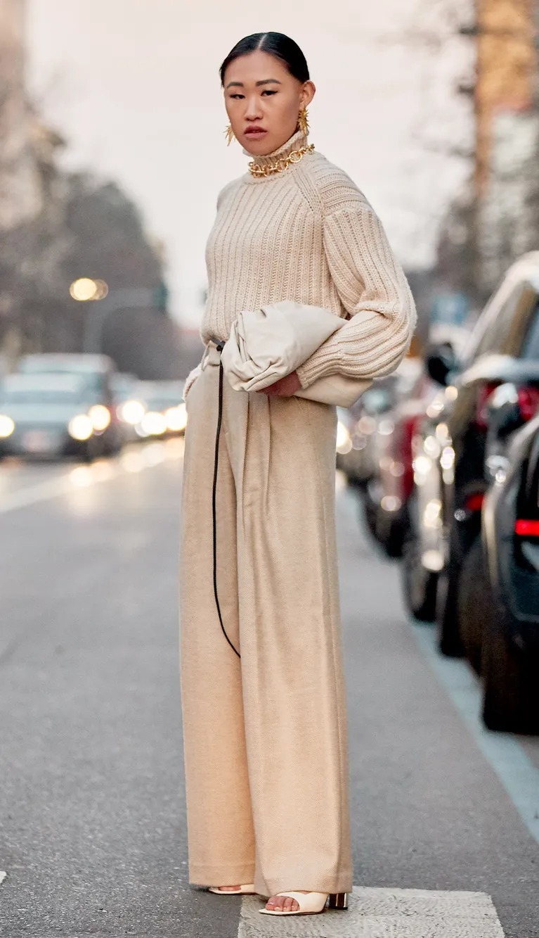 Quần vải ống suông được nhiều người Việt gọi vui là kiểu quần quốc dân vì gần gũi với người đi làm công sở. Các sao nổi tiếng trong và ngoài nước như Jennifer Lopez, Zendaya, Hồ Ngọc Hà, Thanh Hằng sắm nhiều phiên bản của món đồ này vì chúng dễ mặc, tạo vẻ thanh lịch, phù hợp với phong cách doanh nhân thành đạt. Ảnh: Pinterest