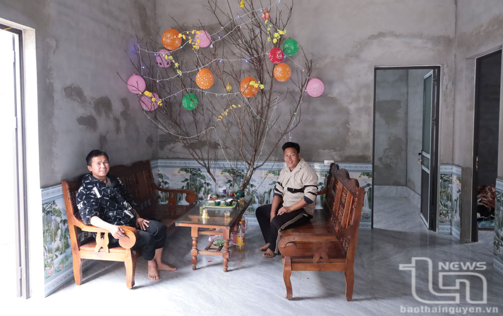 Anh Ngô Văn Sính (áo trắng) trong ngôi nhà mới.