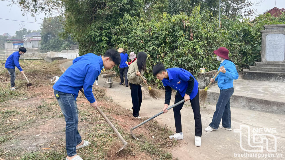 Huyện đoàn Phú Bình phối hợp với đoàn xã Kha Sơn tổ chức lao động vệ sinh tại di tích Đình Kha Sơn Hạ, Chùa Làng Ca và Di tích Rừng Rác (nơi thành lập chi bộ Đảng đầu tiên của huyện Phú Bình).