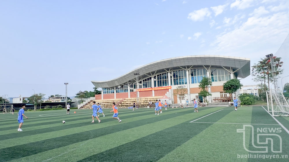 Bóng đá là môn thể thao được nhiều học sinh yêu thích.