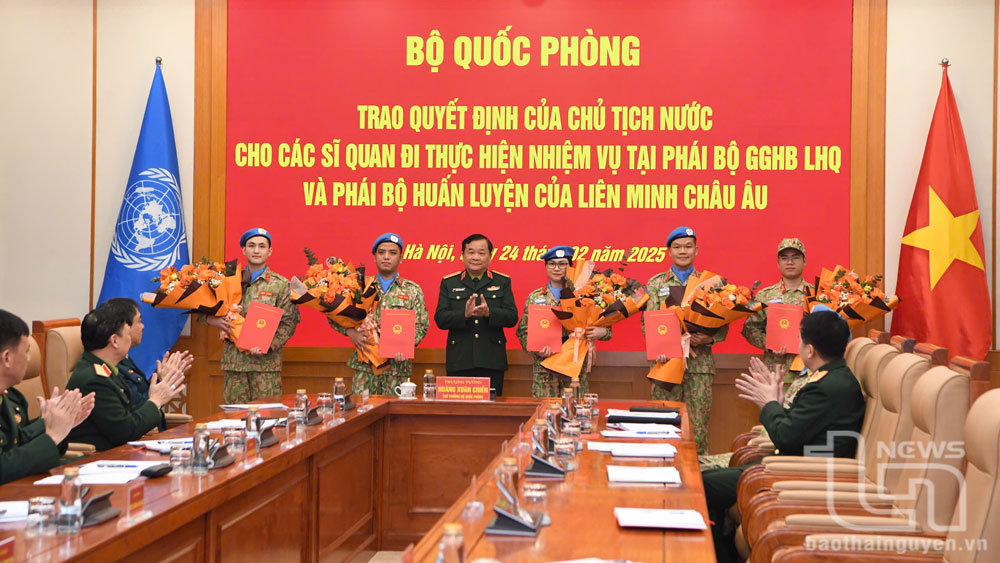 Thượng tướng Hoàng Xuân Chiến trao quyết định cho các sĩ quan.