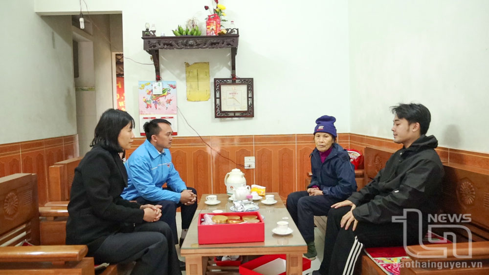 Cán bộ Thành đoàn Phổ Yên đến thăm, động viên thanh niên Hoàng Minh Đức chuẩn bị lên đường thực hiện nghĩa vụ quân sự.