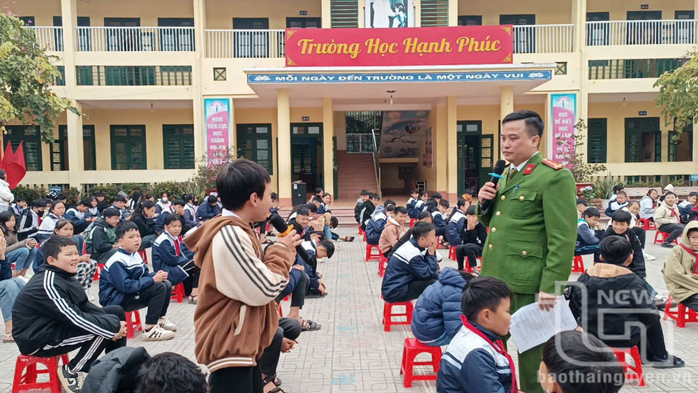 Lực lượng Công an tuyên truyền pháp luật về quản lý, sử dụng vũ khí, vật liệu nổ, công cụ hỗ trợ tại Trường Tiểu học và THCS thị trấn Quân Chu (Đại Từ).