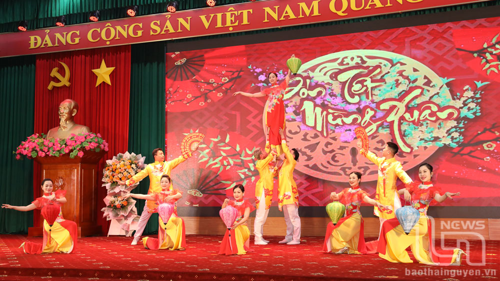 Một tiết mục văn nghệ trình diễn tại buổi gặp mặt.