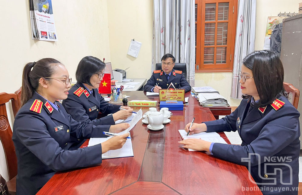 Cán bộ Phòng Kiểm sát việc giải quyết các vụ án hành chính, vụ việc kinh doanh, thương mại, lao động và những việc khác theo quy định của pháp luật trao đổi nghiệp vụ.