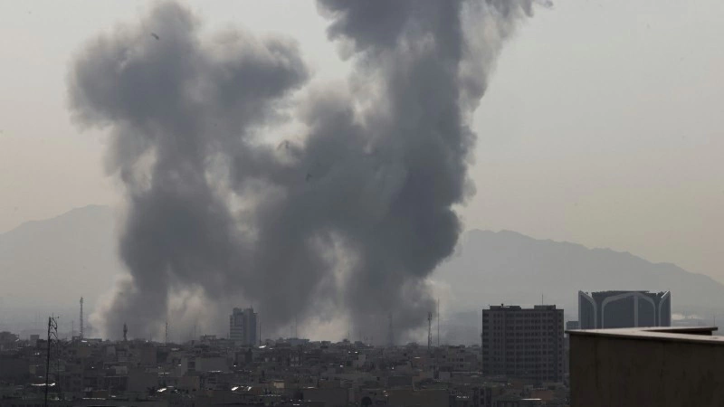 Khói bốc lên sau một vụ nổ ở thủ đô Tehran, Iran, ngày 28/2/2026. (Ảnh: The Times of Israel/TTXVN)