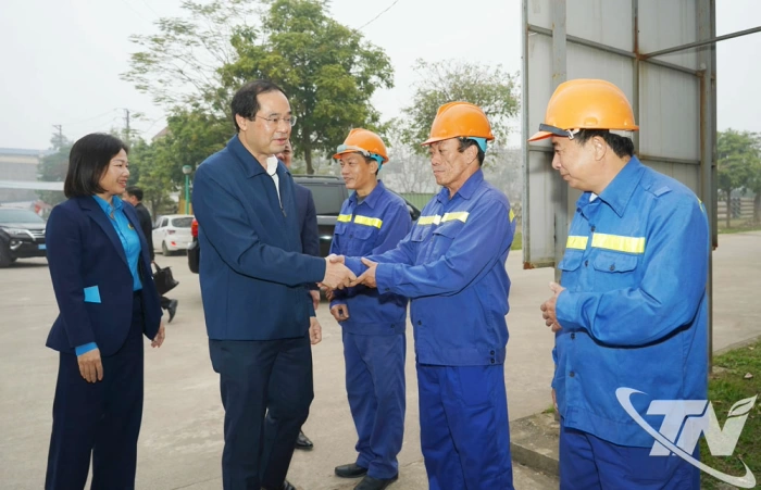 Đồng chí Bí thư Tỉnh ủy động viên người lao động Công ty Thoát nước và Phát triển hạ tầng đô thị Thái Nguyên