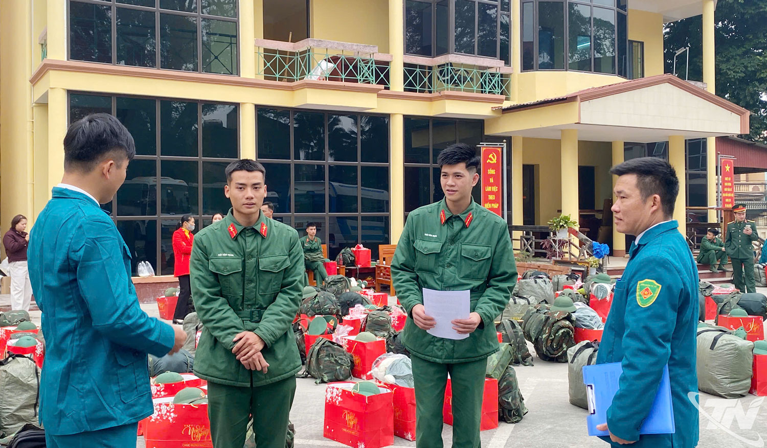 제2지역방위사령부(푸루옹) 소속 장교들은 군 복무를 마치고 고향으로 돌아온 젊은이들을 직접 환영하고 방문하여 격려했습니다.