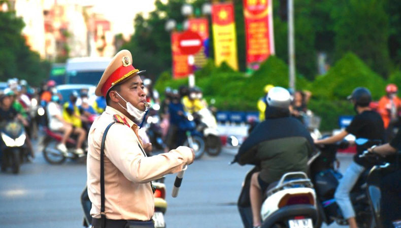 Cảnh sát giao thông hỗ trợ nhân dân về quê đón Tết an toàn, thông suốt.