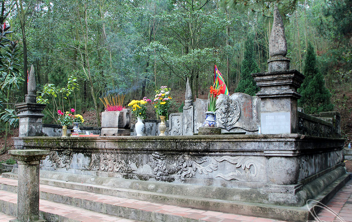 Mộ danh nhân Chu Văn An trên đỉnh núi Phượng Hoàng.