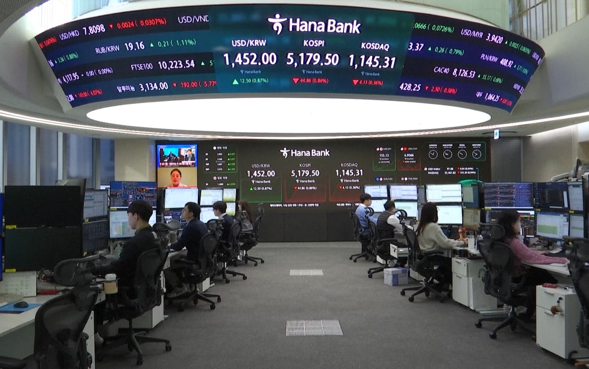 Sự lao dốc của giá kim loại quý tiếp tục gây áp lực lên tâm lý nhà đầu tư.