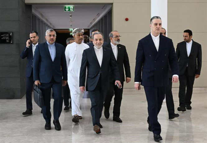 Ngoại trưởng Iran Abbas Araghchi và phái đoàn Iran tới dự vòng đàm phán với phái đoàn Mỹ tại Muscat, Oman, ngày 6/2/2026. Ảnh: THX/TTXVN