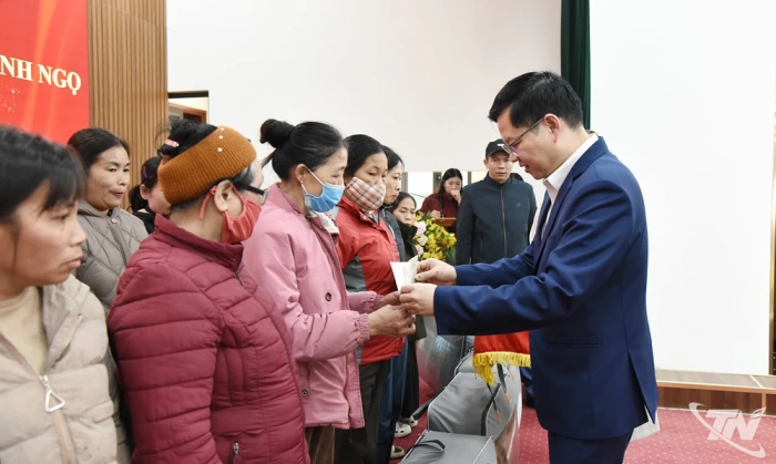 Đồng chí Đinh Quang Tuyên trao quà Tết tại xã Chợ Mới