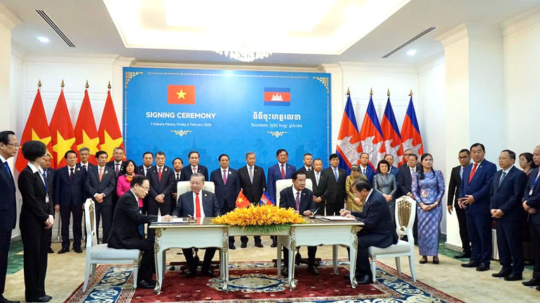 Ký kết Thỏa thuận hợp tác giữa Bộ Ngoại giao Việt Nam và Ban Đối ngoại Trung ương Đảng Nhân dân Campuchia.