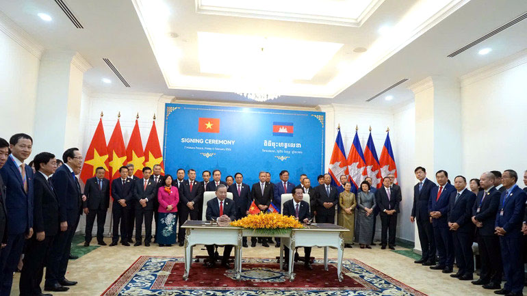 Tổng Bí thư Tô Lâm chứng kiến Lễ ký và trao các văn kiện hợp tác tại Campuchia.