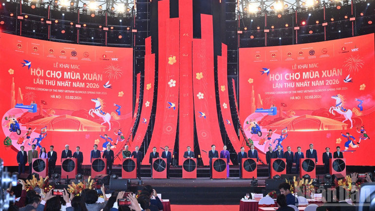 Thủ tướng Phạm Minh Chính và các đồng chí lãnh đạo tham quan một gian trưng bày sản phẩm tiêu biểu. (Ảnh: Trần Hải)