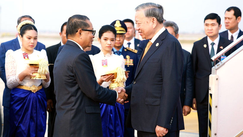 Lễ đón Tổng Bí thư Tô Lâm cùng Đoàn đại biểu cấp cao Đảng, Nhà nước Việt Nam tại Sân bay Quốc tế Techo, thủ đô Phnom Penh. (Ảnh: Dương Giang/TTXVN)