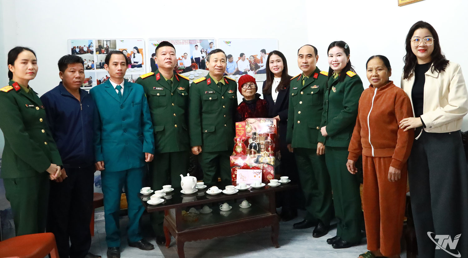 Đoàn đến thăm, tặng quà Mẹ Việt Nam Anh hùng Tạ Thị Trần, trú tại tổ dân phố Hào Sơn 2, phường Vạn Xuân.