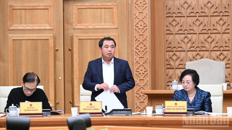 Bộ trưởng Nông nghiệp và Môi trường Trần Đức Thắng phát biểu tại cuộc họp.