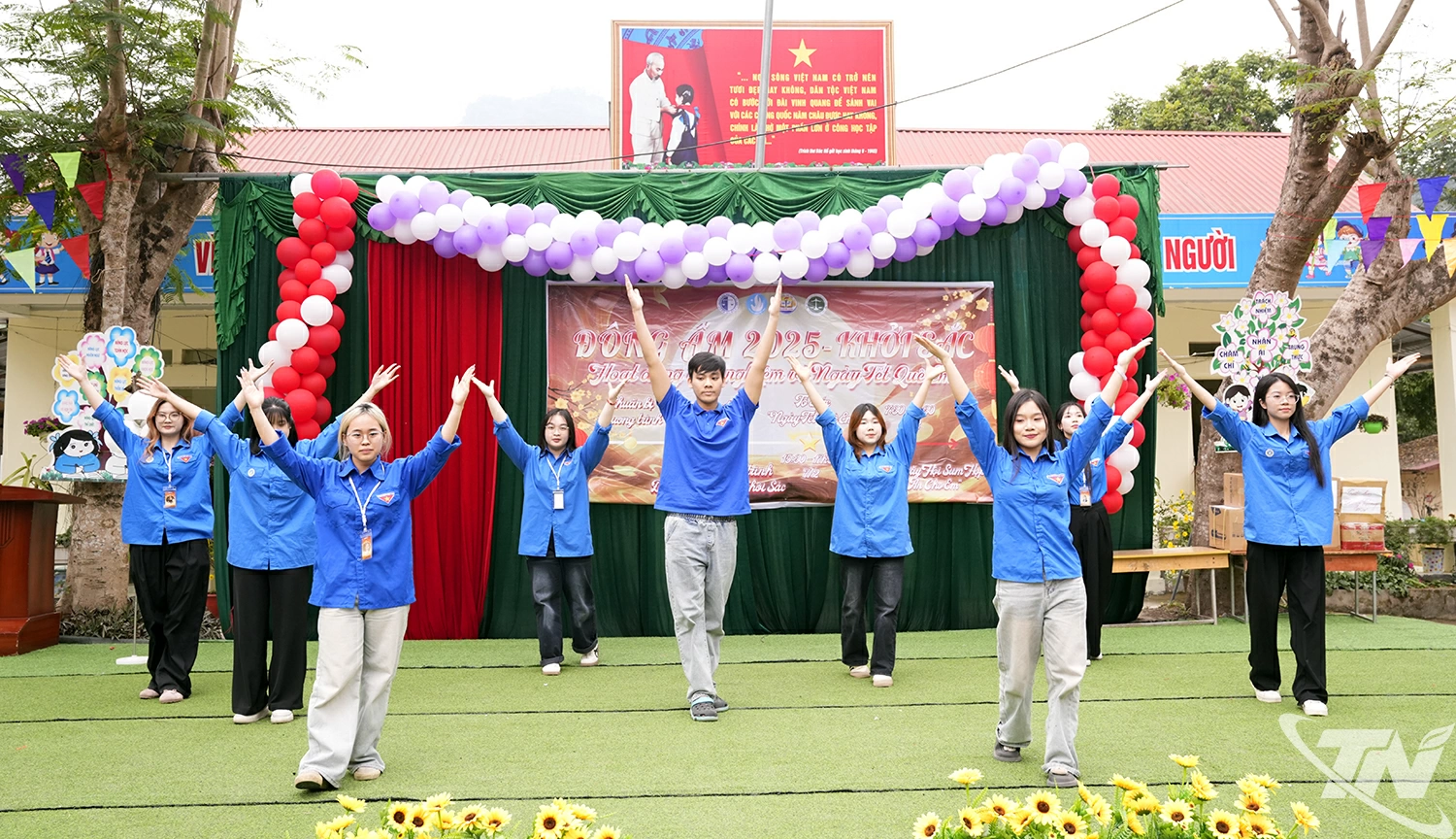 Tiết mục nhảy Flashmob sôi động của các sinh viên Đội tình nguyện Thái Nguyên.