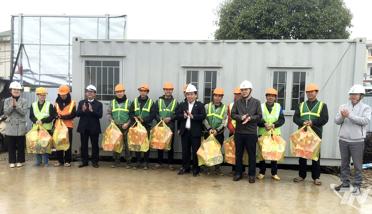 Lãnh đạo phường Bách Quang tặng quà Tết cho công nhân thi công khu nhà ở xã hội Bách Quang.