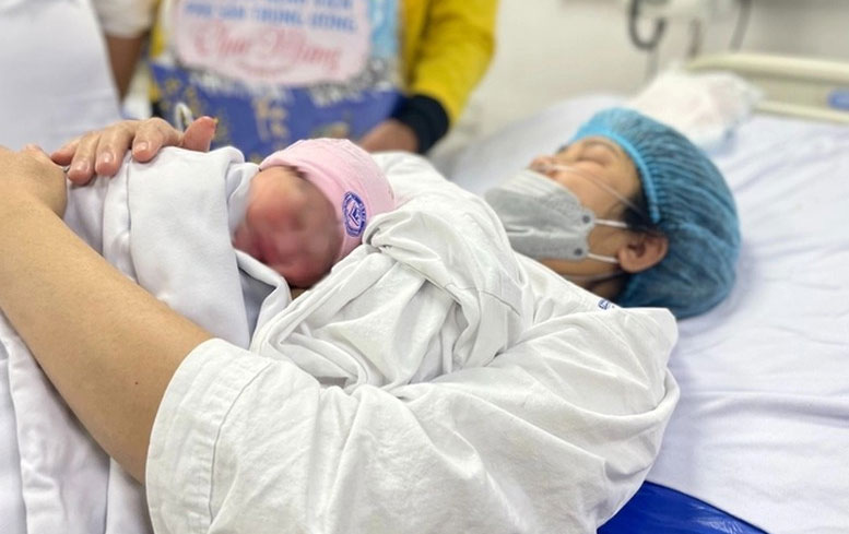 Thủ tướng Chính phủ chỉ đạo bổ sung các chính sách hỗ trợ, khuyến khích các cặp vợ chồng sinh con, sinh đủ hai con, phụ nữ sinh đủ hai con trước 35 tuổi.