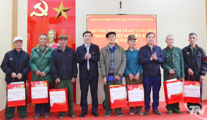 Đoàn đại biểu Quốc hội tặng quà người có công tại xã Đồng Phúc