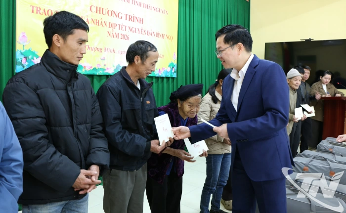 Đồng chí Đinh Quang Tuyên trao quà Tết tại xã Thượng Minh