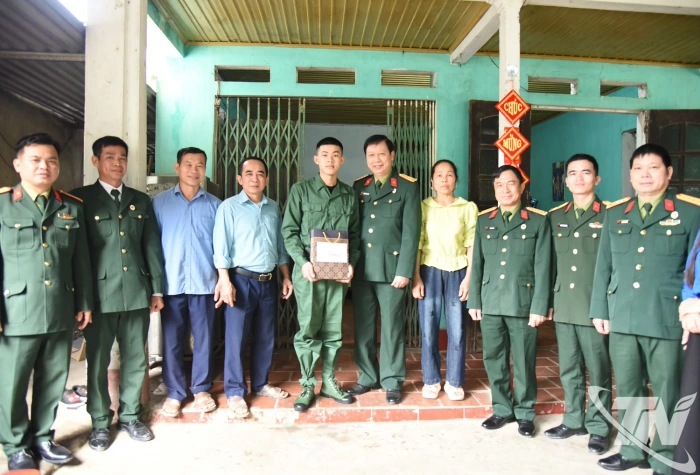 Tặng quà công dân chuẩn bị tham gia nghĩa vụ quân sự