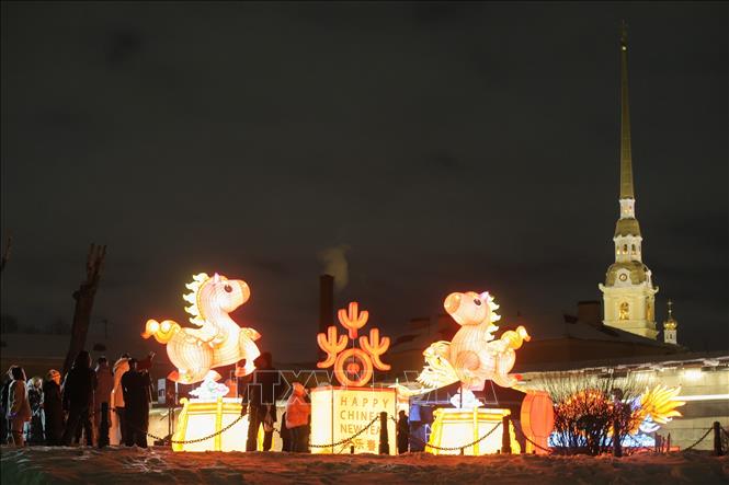 Đèn lồng được thắp sáng rực rỡ tại St. Petersburg, Nga.
