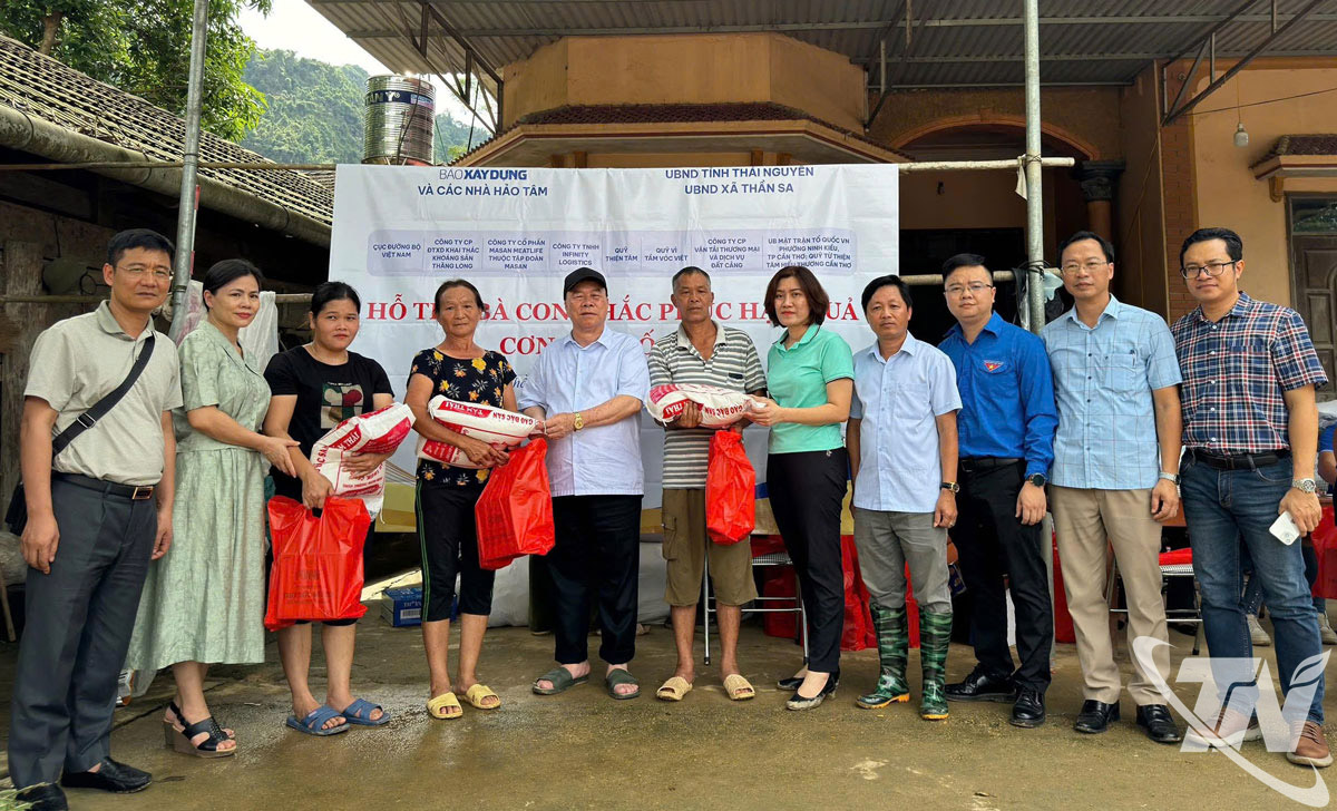 Ông Nguyễn Huy Quý cùng đại diện các đơn vị trao quà hỗ trợ người dân vùng lũ.