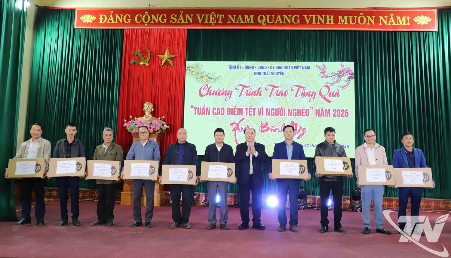 Đại diện Công ty CP Đầu tư xây dựng và khai thác khoáng sản Thăng Long trao tặng máy tính cho các xóm trên địa bàn xã Thần Sa.
