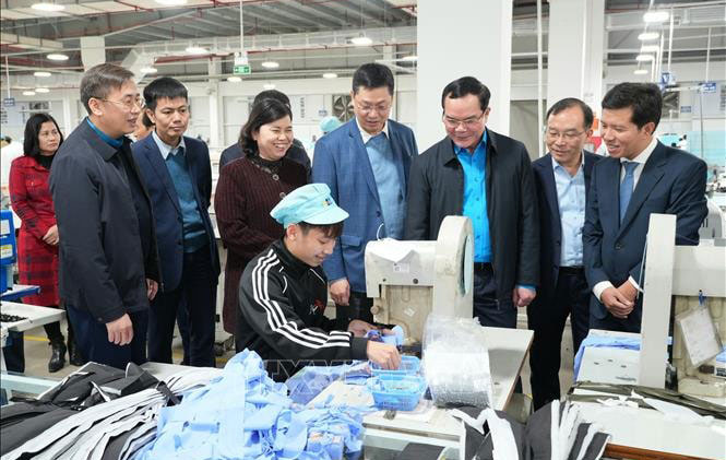 Chủ tịch Tổng Liên đoàn Lao động Việt Nam Nguyễn Đình Khang cùng đoàn công tác thăm hỏi, động viên công nhân lao động Tổng công ty May Bắc Giang LGG. Ảnh: Đồng Thúy/TTXVN