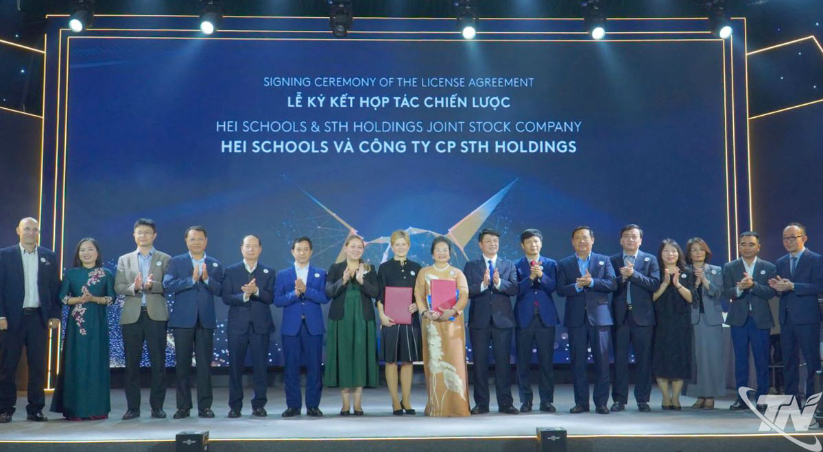 Delegates congratulate the cooperation between STH Holdings Joint Stock Company and HEI Schools (Finland).