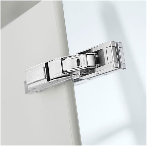 Bản lề giảm chấn Blum giúp hệ tủ vận hành êm ái và hạn chế va đập.