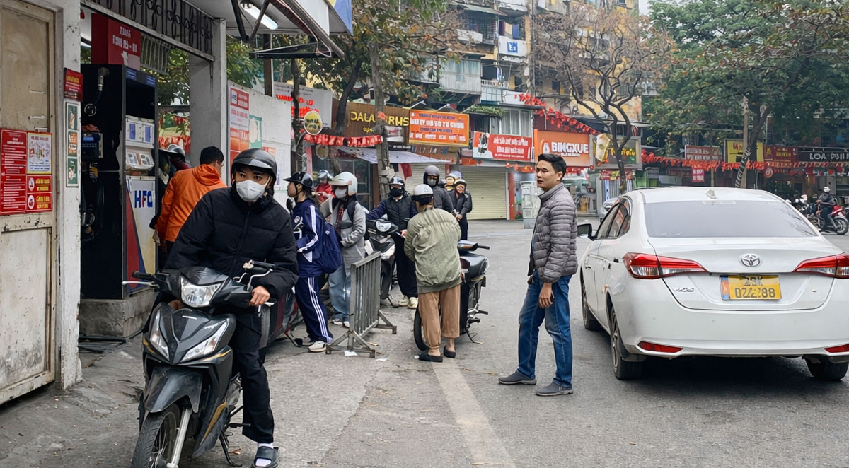 Các mặt hàng xăng, dầu phổ biến trên thị trường đều được điều chỉnh tăng giá bán lẻ từ chiều 5-2. Ảnh: T.Hoa.