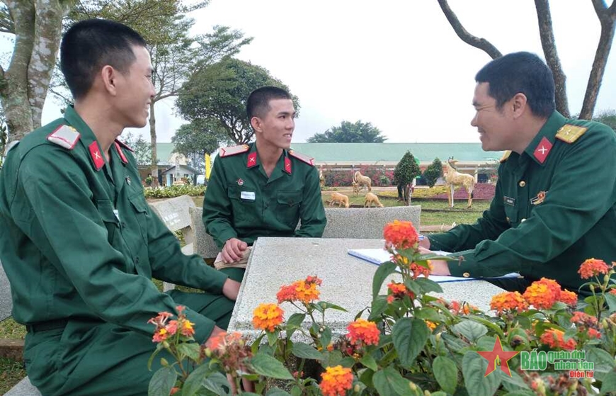 Cán bộ Tiểu đoàn 9 (Trung đoàn 95, Sư đoàn 2, Quân khu 5) trò chuyện, động viên anh em sinh đôi Nguyễn Hoàng Anh và Nguyễn Thanh Hoài.