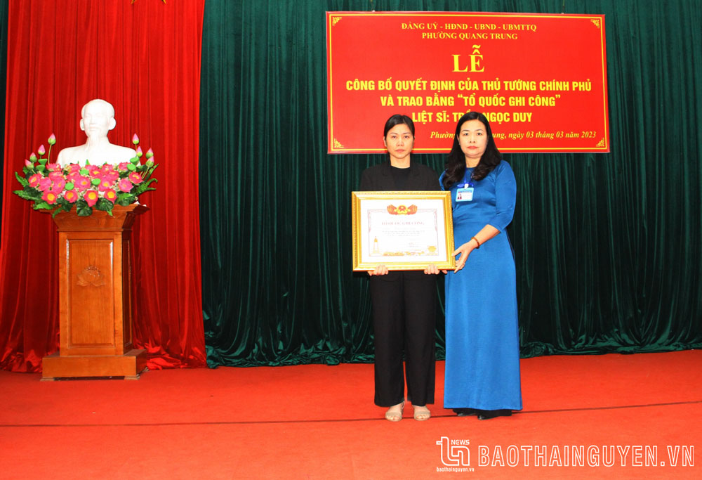 Lãnh đạo phường Quang Trung (TP. Thái Nguyên) trao Bằng Tổ quốc ghi công cho đại diện gia đình Liệt sĩ Trần Ngọc Duy.